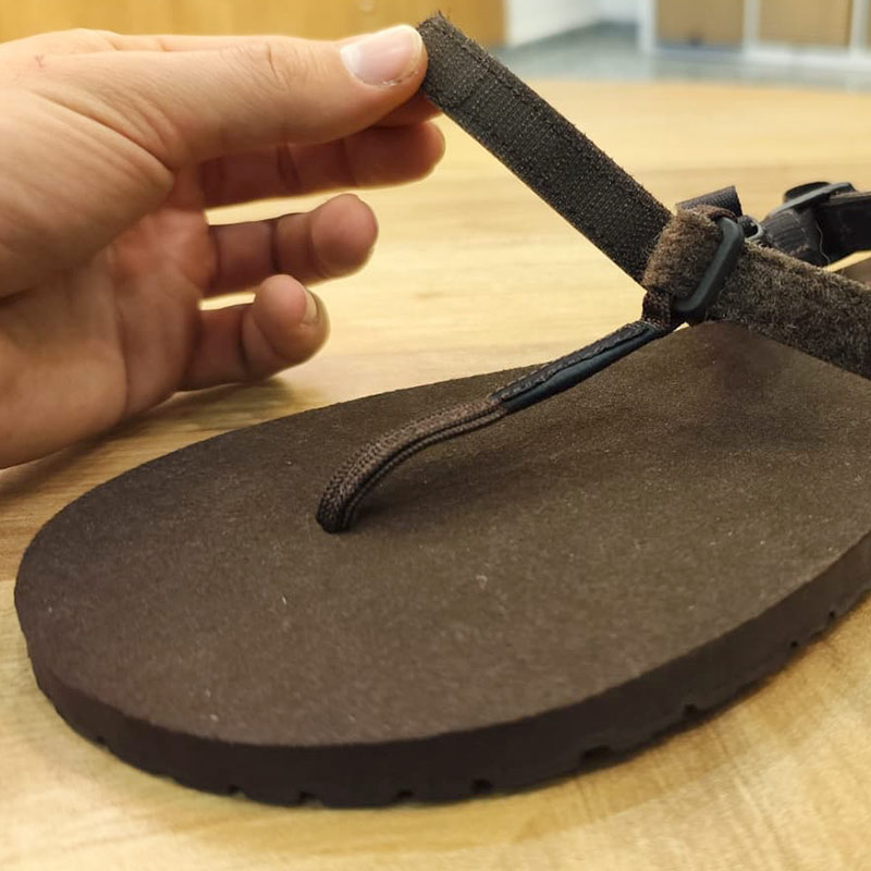 Detail der vorderen Zip-Anpassung bei Pies-Sucios-Sandalen
