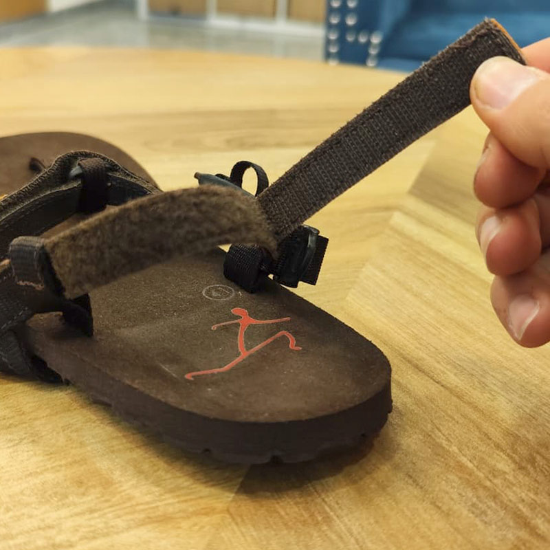 Detail der hinteren Zip-Anpassung bei Pies-Sucios-Sandalen