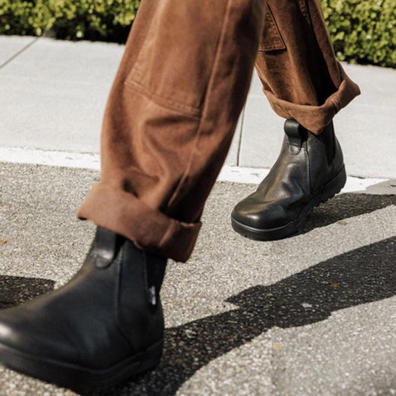 Lems_Chelsea_tuff_boots_barefoot_ZaMi