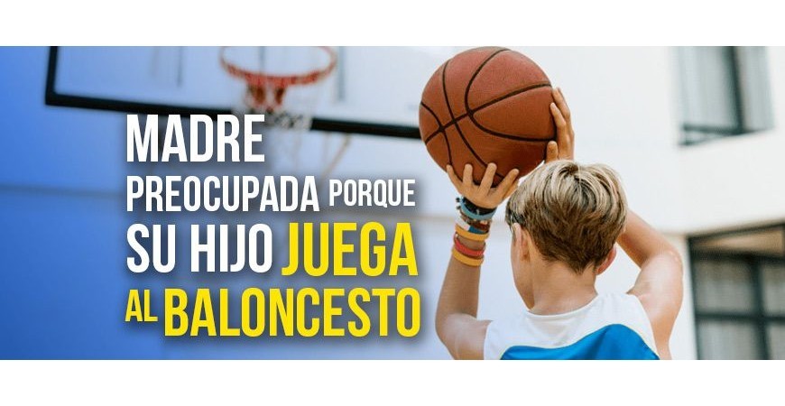 Madre preocupada porque su hijo juega al baloncesto
