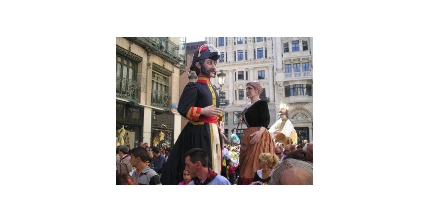 Un gigante cabezudo minimalista